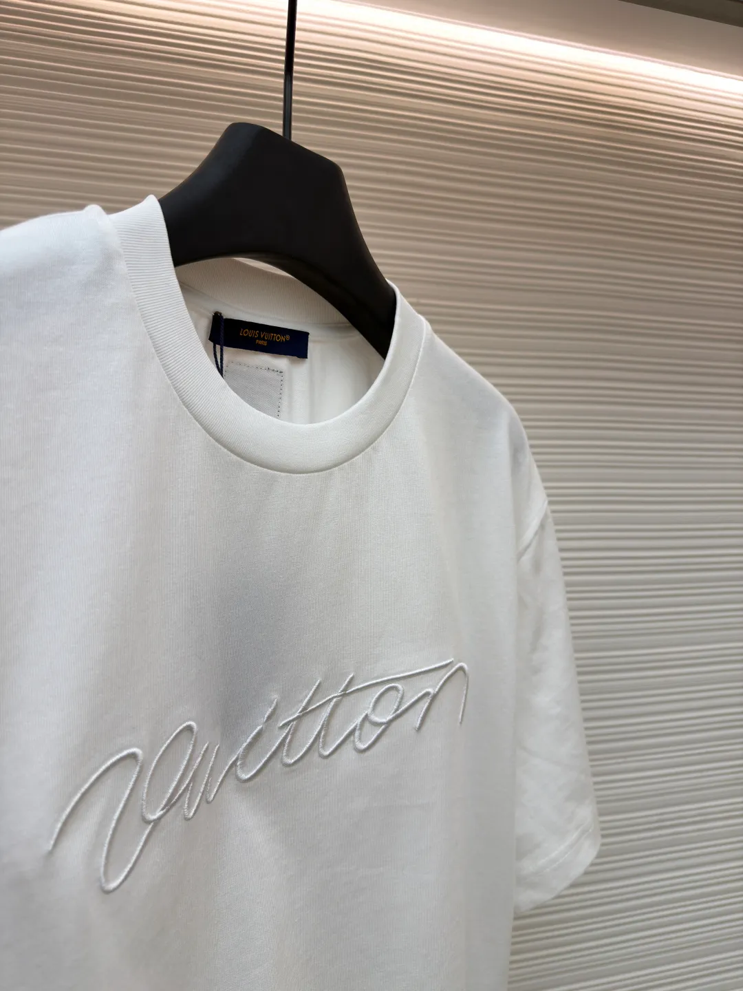 LOUIS VUITTON round neck short sleeves with hand-printed embroidery ●Original version: Purchased and developed at 9749 ●Item number: 1681489-X95 ●Material: long-staple cotton ●Technology: embroidery production ●Color: white ●Type: fitted version ●Weight: about 285 grams ●Size: S-M-L-XL ●Description: This Louis Vuitton women's short-sleeved T-shirt is exquisitely crafted. The fabric is made of high-count combed cotton and has been treated with mercerization. It feels soft and skin-friendly and has a high-grade luster. The brand logo on the chest adopts three-dimensional embroidery technology. The embroidery thread is specially dyed and reinforced. During the embroidery process, precise computer positioning and manual trimming are combined to make the letters smooth and three-dimensional and full of texture. The ribbing technology on the neckline has been woven and shaped many times to fit the neck and not be easily deformed. The body adopts seamless splicing technology to reduce friction and improve wearing comfort. From fabric selection to detailed embroidery, every craftsmanship demonstrates the brand's exquisite control of simple items. The overall wiring is straight and delicate, the fabric is comfortable and soft, and the color is consistent without color difference. It can be matched with the same style to create a fashionable look and control various occasions. Customized accessories, complete with three standards, same style for men and women!